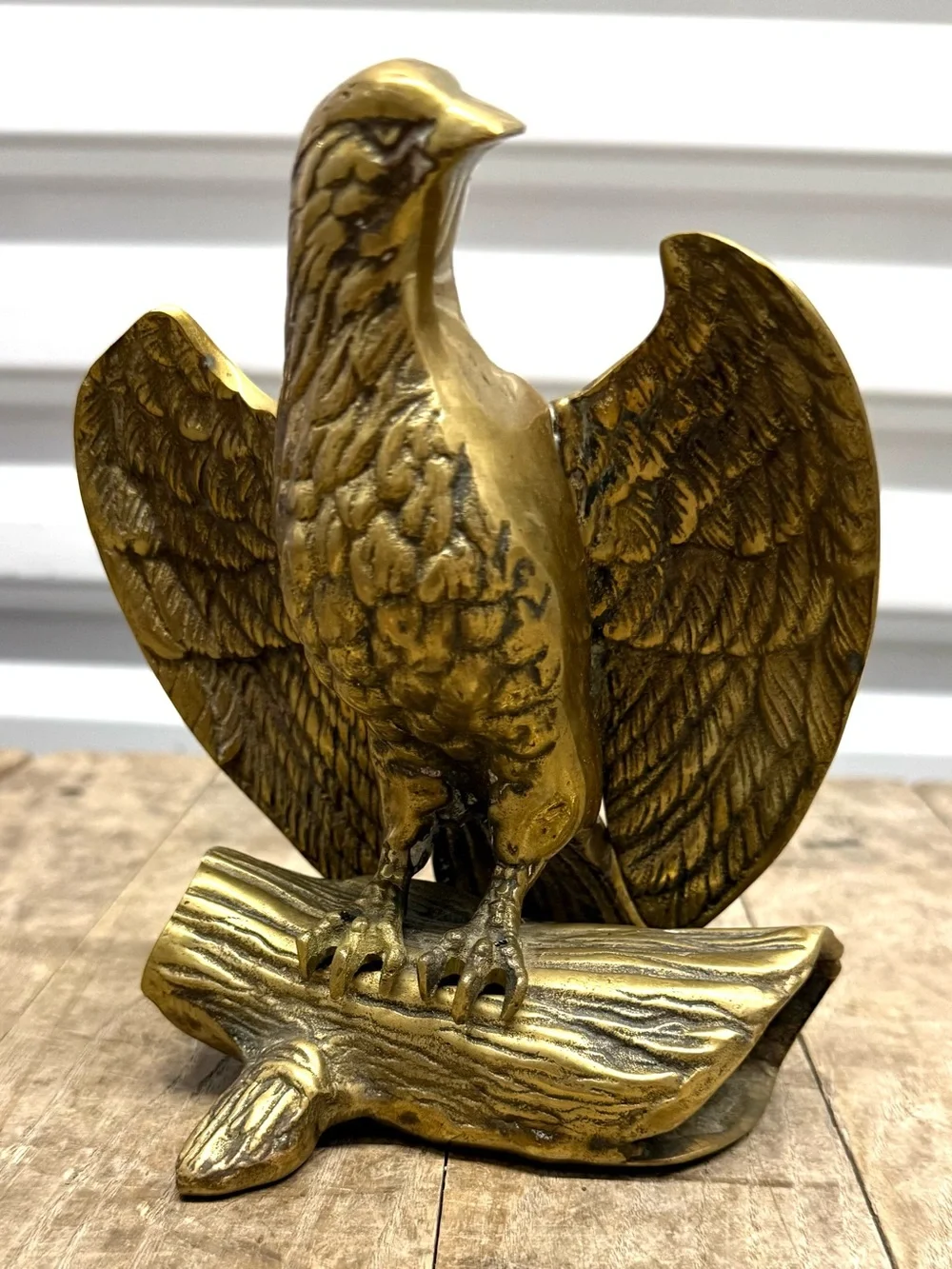 Vintage brass eagle figurine perched on a hollow log,Very nice detailed feathers - Picture 2 of 6
